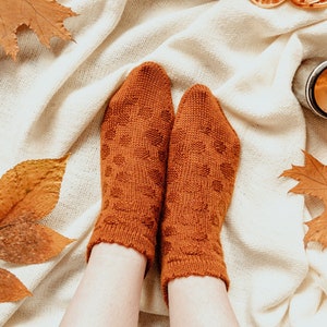Ankle Summer Socks with Dots Knitting Pattern, Top Down Textured Knit Socks with Picot Cuff