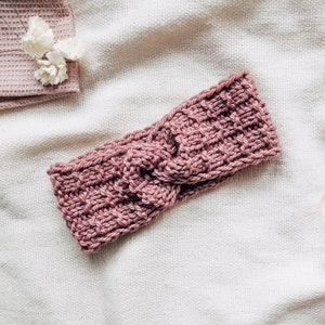 Einfaches und einfaches minimalistisches Stirnband-Strickmuster, klassisches Knit Twist-Stirnband, voluminöser Strickohrwärmer, grobes Anfänger-Stirnbandmuster