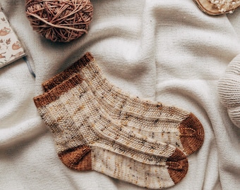 Anfänger Socken Strickmuster, Einfache bunte Socken gestrickt, Einfaches Basic Sockenstrickmuster, Struktursocken mit Streifen, Strickmuster