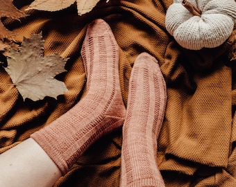 Klassische gerippte Socken Strickmuster, Gemütliche Frauen Stricken Wollsocken, Textur Socken Strickmuster, Einfache Socken Strickmuster