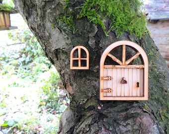 Puerta de hadas: minikit de montaje para jardín de hadas con puerta de hadas 3D, arco de troncos, cerradura, aldaba y ventana independiente.