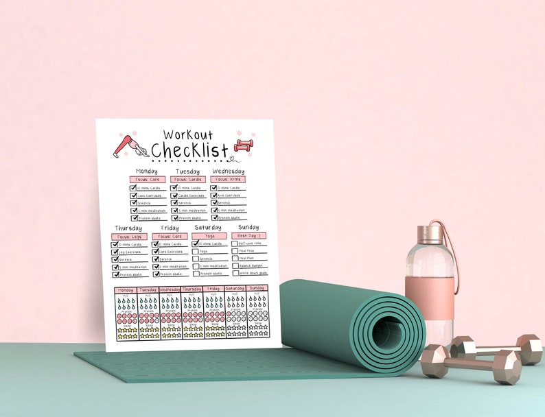 Op de afbeelding: Een workout checklist met een roze en wit ontwerp, met secties voor elke dag van de week. Een opgerolde teal yogamat, een doorzichtige waterfles met een roze hoes en twee zilveren dumbbells staan ook in de afbeelding.