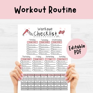 Op de afbeelding: Een witte workout checklist met roze accenten wordt door handen vastgehouden. De checklist is gelabeld met "Workout Routine" en "Workout Checklist". Het bevat secties voor elke dag van de week, met selectievakjes voor verschillende oefeningen.