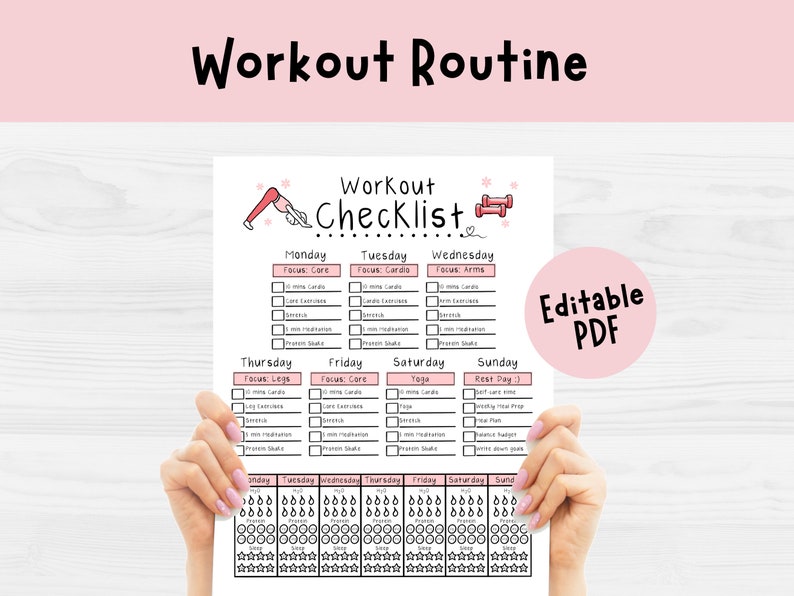 Op de afbeelding: Een witte workout checklist met roze accenten wordt door handen vastgehouden. De checklist is gelabeld met "Workout Routine" en "Workout Checklist". Het bevat secties voor elke dag van de week, met selectievakjes voor verschillende oefeningen.