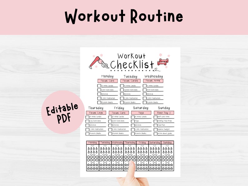 Op de afbeelding: Een witte, afdrukbare workout checklist met een roze koptekst met de tekst "Workout Routine". De checklist bevat secties voor elke dag van de week, met ruimte om oefeningen af te vinken. De woorden "Editable PDF" staan in een roze cirkel.