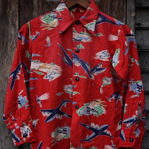 Camisa vintage con estampado de avión novedoso de los años 50