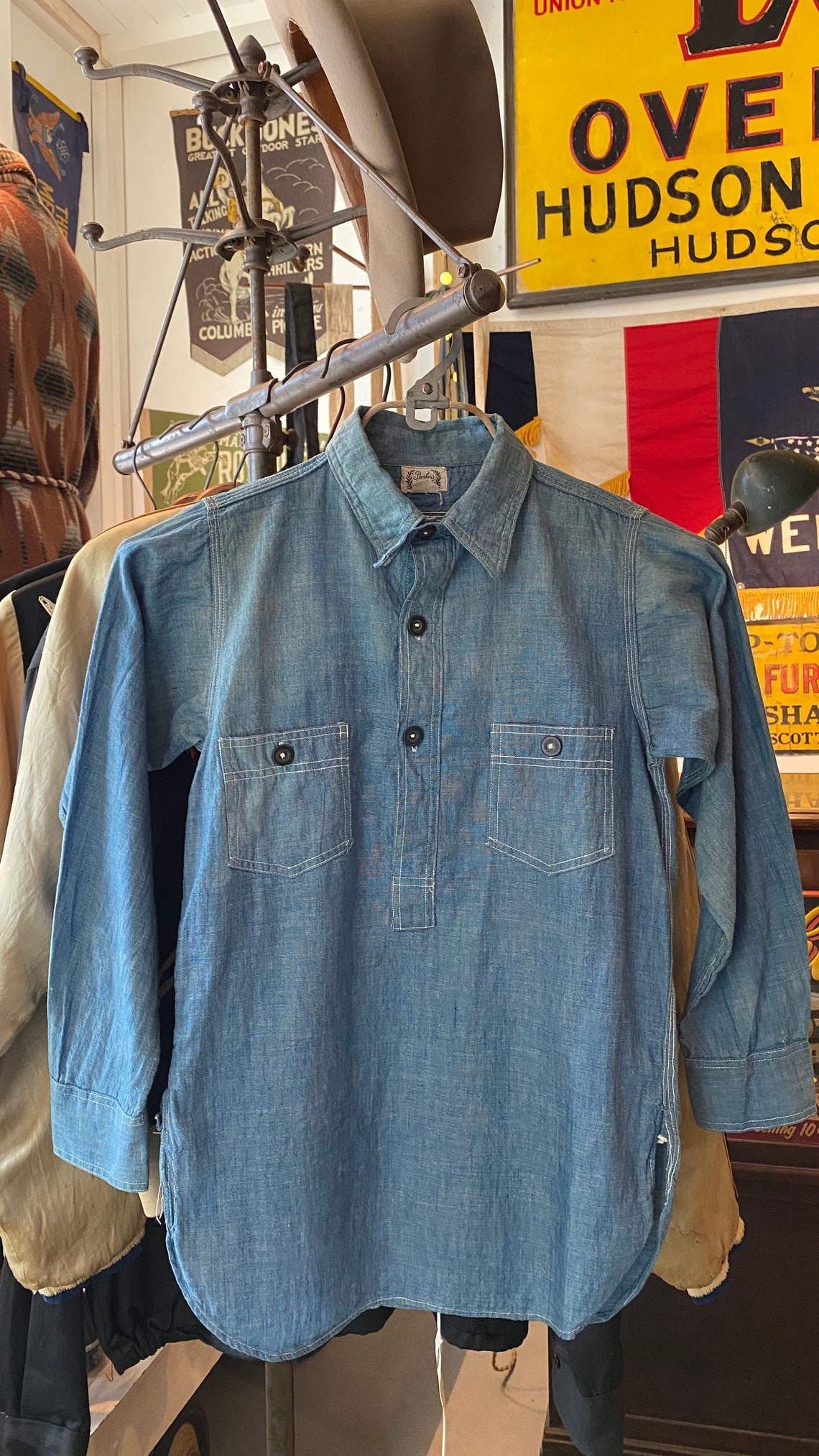 人気のクリスマスアイテムがいっぱい！ Vintage 1920's 20s Peerless Chin Strap Chambray Pullover トップス