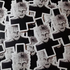 Gestanste sticker Hellraiser speldenknop, ongeveer 2 x 3 inch