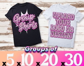 以下が含まれることがあります： 黒いTシャツと白いTシャツの2枚。それぞれに「Group Shirts」と「Upload Your Logo or Design!」のピンク色の文字が書かれている。Tシャツの下には「Groups of 5 10 20 30」というピンク色の文字と黒い「x」の記号が書かれている。