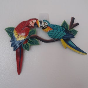 Colgadores de pared metálicos con forma de loro y pajaritos, hechos a mano en Haití con tambores de acero reciclados por artistas callejeros. Arte de jardín para el patio.