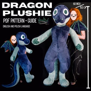 Peut inclure: Un patron et guide PDF numérique pour une peluche dragon, avec le texte DRAGON PLUSHIE, PDF PATTERN + GUIDE, ENGLISH AND POLISH LANGUAGE. L'image montre deux peluches dragon bleu foncé et vert clair, dont l'une mesure 150 cm de hauteur.