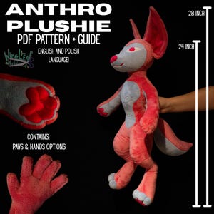 Op de afbeelding: Een roze en blauw pluche antropomorf wezen, ongeveer 71 cm hoog. De afbeelding bevat een PDF-patroon en gids, met tekst die Engelse en Poolse taalopties aangeeft. Het ontwerp bevat poot- en handopties.