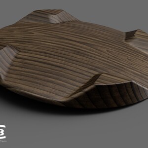 Puede incluir: Un posavasos de madera con un acabado de grano de madera marr&oacute;n oscuro y un dise&ntilde;o geom&eacute;trico &uacute;nico. El posavasos tiene cuatro bordes elevados que crean una forma distintiva.