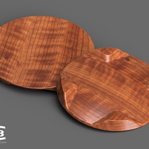 Puede incluir: Dos posavasos de madera, uno con una superficie lisa y el otro con un dise&ntilde;o en forma de estrella en relieve. Ambos posavasos est&aacute;n hechos de madera de cerezo de un color marr&oacute;n intenso.