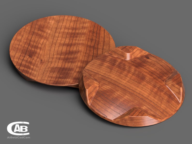 Puede incluir: Dos posavasos de madera, uno con una superficie lisa y el otro con un dise&ntilde;o en forma de estrella en relieve. Ambos posavasos est&aacute;n hechos de madera de cerezo de un color marr&oacute;n intenso.