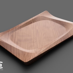 Pode incluir: Uma bandeja de servir de madeira com um design curvo único. A bandeja é feita de madeira castanho claro com um padrão de grão natural.