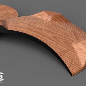 Puede incluir: Una bandeja de servir de madera con un dise&ntilde;o curvo &uacute;nico y un borde negro. La bandeja tiene una veta de madera natural y un acabado liso.