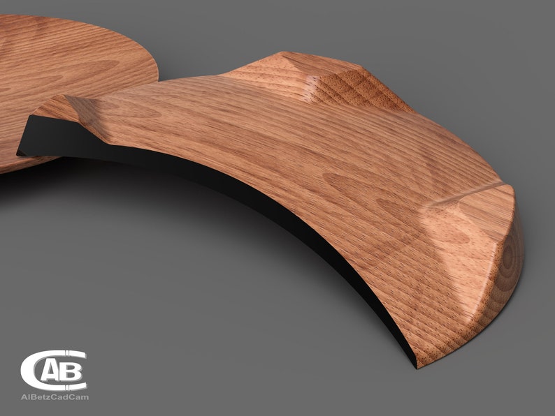 Puede incluir: Una bandeja de servir de madera con un dise&ntilde;o curvo &uacute;nico y un borde negro. La bandeja tiene una veta de madera natural y un acabado liso.