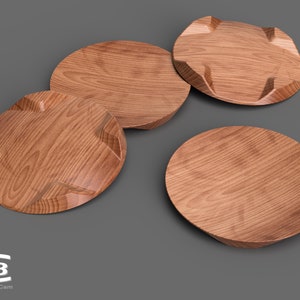 Puede incluir: Cuatro posavasos de madera con un acabado de grano de madera natural. Los posavasos tienen un borde ligeramente elevado y un dise&ntilde;o &uacute;nico con cuatro puntos.