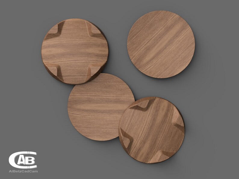 Puede incluir: Cuatro posavasos redondos de madera, tres con un dise&ntilde;o en forma de estrella y uno liso. Los posavasos est&aacute;n dispuestos en un grupo sobre un fondo gris.
