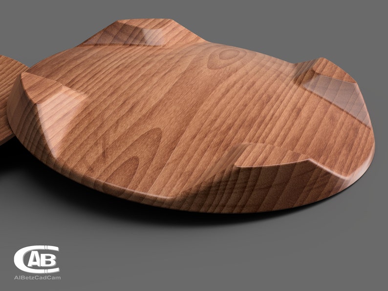 Puede incluir: Un posavasos de madera con una parte superior redondeada, ligeramente c&oacute;ncava y tres bordes elevados. El posavasos tiene un patr&oacute;n de veta de madera natural y un acabado brillante.