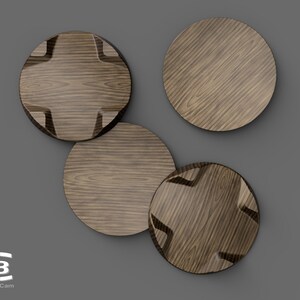 Puede incluir: Cuatro posavasos de madera con un dise&ntilde;o en forma de cruz. Los posavasos son de color marr&oacute;n con un patr&oacute;n de veta de madera.