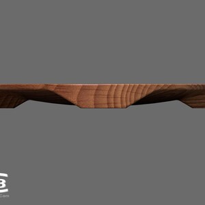 Puede incluir: Una bandeja de servir de madera con un dise&ntilde;o ondulado &uacute;nico. La bandeja tiene un acabado de madera natural y est&aacute; hecha de madera maciza.