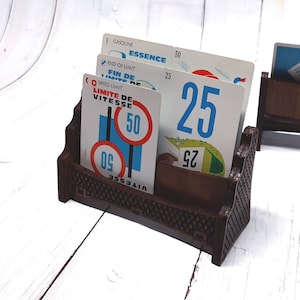 カードゲームハンドホルダー - (2個セット) ポーカー、ミルボルヌ、カタン、その他の手持ちカードゲーム用の木製段付きカードホルダー