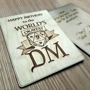 Feliz cumpleaños al DM MÁS OKAYEST del mundo - Tarjeta de cumpleaños - Tarjeta de cumpleaños humorística, madera grabada, regalo para jugadores de rol, juegos de rol d&d dnd