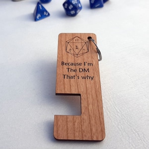 Telefoonstandaard Dungeons and Dragons - Houten gegraveerde DM Dungeon Master Keyring Gamer accessoire D&D