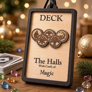 Może przedstawiać: Prostokątny drewniany szyld z ciemnobrązową ramą i jasnobeżowym środkiem. Napis głosi DECK, The Halls, With Cards of oraz Magic. Pięć okrągłych drewnianych ikon z symbolami żywioł&oacute;w jest przymocowanych do środkowej części szyldu.