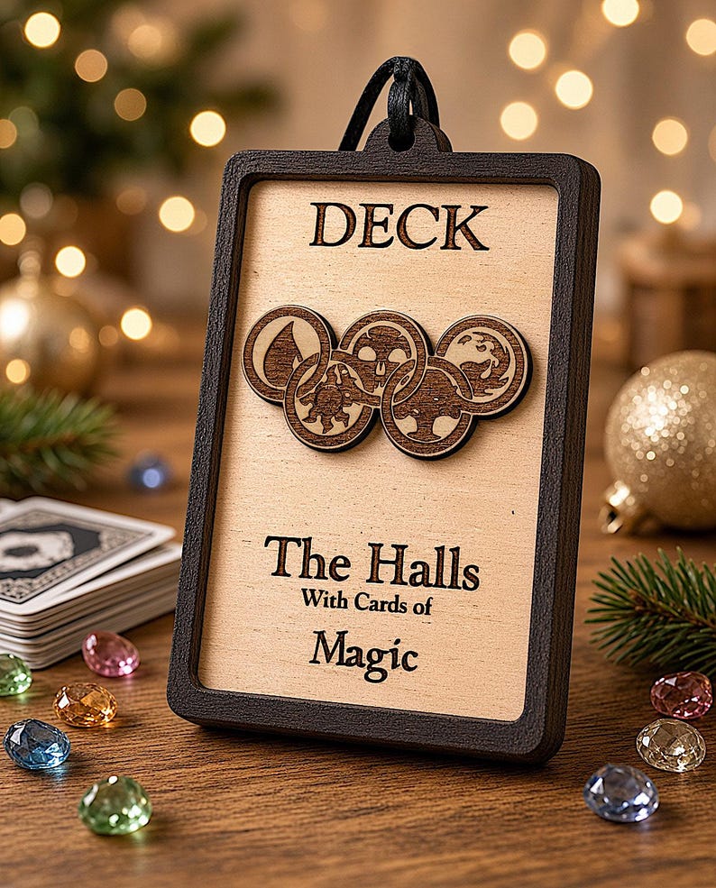 Może przedstawiać: Prostokątny drewniany szyld z ciemnobrązową ramą i jasnobeżowym środkiem. Napis głosi DECK, The Halls, With Cards of oraz Magic. Pięć okrągłych drewnianych ikon z symbolami żywioł&oacute;w jest przymocowanych do środkowej części szyldu.