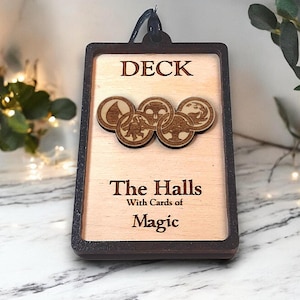Enfeite de Natal com tema mágico - DECK The Halls com cartas de Magic! MTG Magic the Gathering temático - Decoração de Natal com símbolos de mana