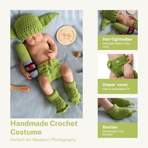Op de afbeelding: Een handgemaakt groen gehaakt babykostuum, inclusief een hoed met grote oren, een luier en babyslofjes. Het kostuum wordt gecombineerd met een speelgoedlichtzwaard. De tekst zegt "Handmade Crochet Costume".