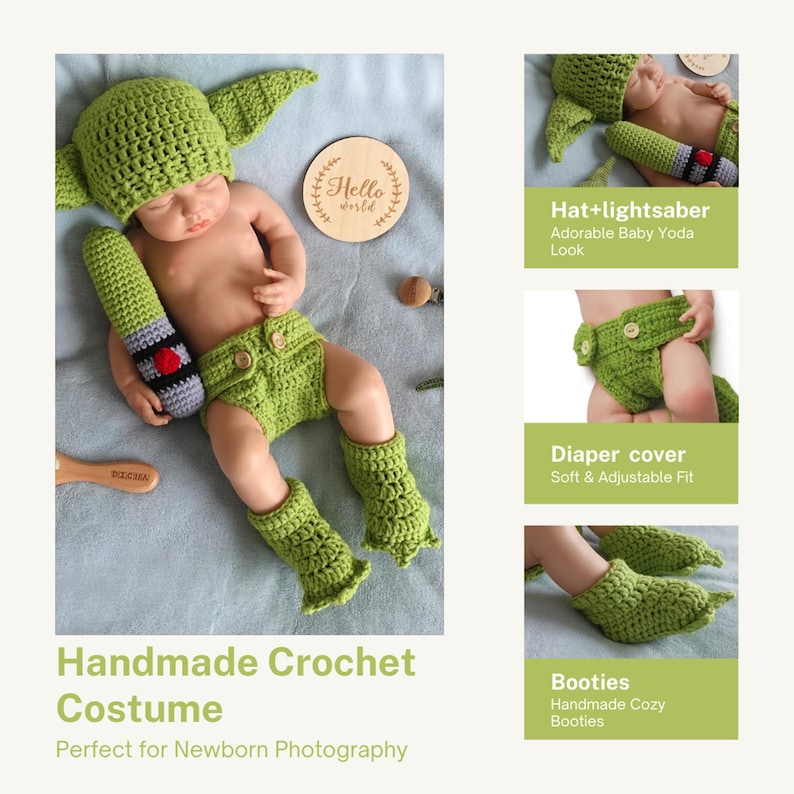 Op de afbeelding: Een handgemaakt groen gehaakt babykostuum, inclusief een hoed met grote oren, een luier en babyslofjes. Het kostuum wordt gecombineerd met een speelgoedlichtzwaard. De tekst zegt "Handmade Crochet Costume".