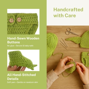 Op de afbeelding: Close-up van een handgemaakte groene gehaakte babyoutfit, inclusief een hoed en luierbroekje, met houten knopen. De afbeelding bevat tekst die luidt "Handgemaakt met zorg", "Handgenaaide houten knopen" en "Alle handgestikte details".