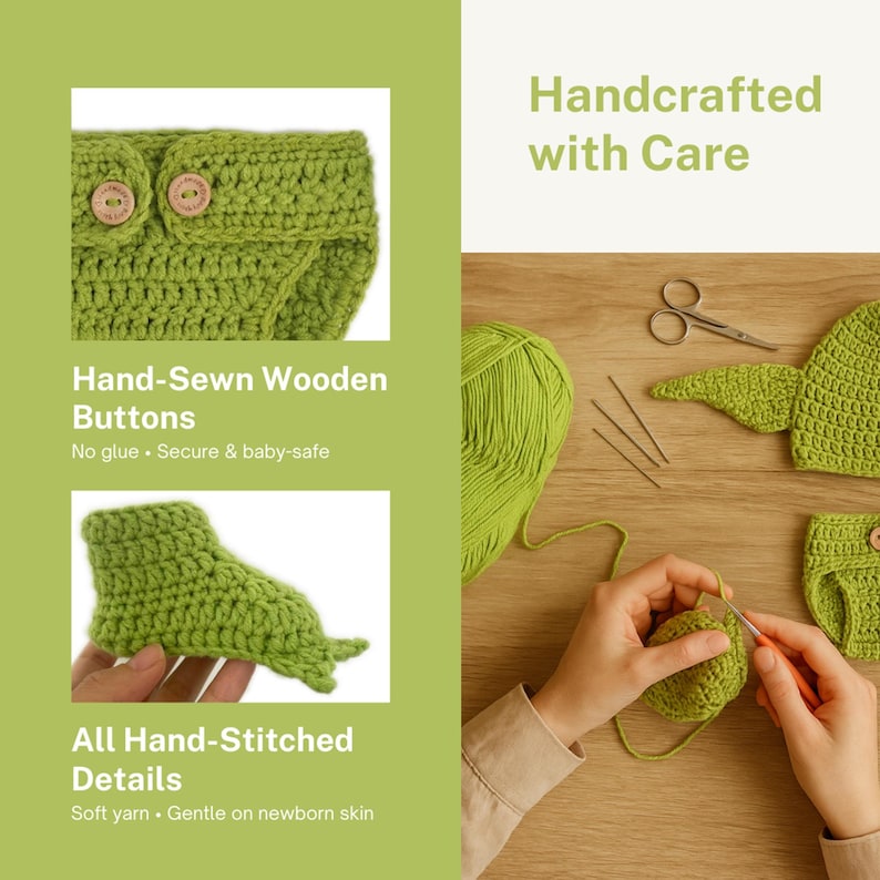 Op de afbeelding: Close-up van een handgemaakte groene gehaakte babyoutfit, inclusief een hoed en luierbroekje, met houten knopen. De afbeelding bevat tekst die luidt "Handgemaakt met zorg", "Handgenaaide houten knopen" en "Alle handgestikte details".