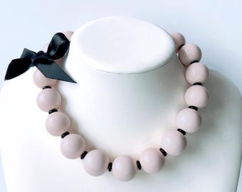 Set di gioielli con perline color avorio: collana in resina, bracciale spesso con nastro