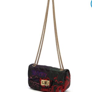 Multi Graffiti Print Qulited Classic Bolso de hombro