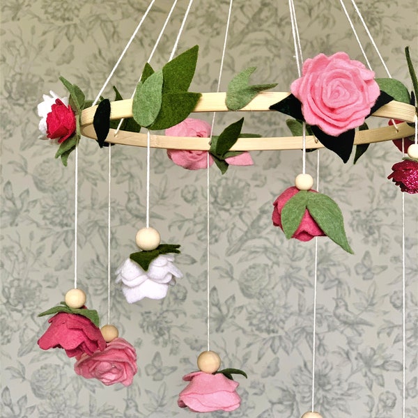 Mobile La Vie en Rose pour décoration chambre bébé enfants en bois et laine fait main -  8 bras avec fleurs roses et feuilles