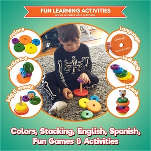 Puede incluir: Un ni&ntilde;o juega con un juguete de apilar de madera de colores. El juguete tiene anillos de diferentes colores que se pueden apilar en un poste central. Los anillos est&aacute;n etiquetados con colores y palabras en ingl&eacute;s y espa&ntilde;ol. La imagen tambi&eacute;n muestra otras actividades para las que se puede usar el juguete, como el equilibrio, la construcci&oacute;n y la clasificaci&oacute;n.