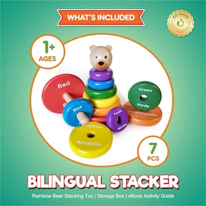 Puede incluir: Un juguete de apilar de madera colorido con una cabeza de oso en la parte superior. Los anillos est&aacute;n etiquetados con colores en ingl&eacute;s y espa&ntilde;ol. El juguete est&aacute; dise&ntilde;ado para ni&ntilde;os de 1 a&ntilde;o en adelante. El texto en la imagen dice "What's Included", "Kid Tested Parent & Teacher Approved", "1+ Ages", "Red", "Blue", "Yellow", "Amarillo", "Purple", "Morado", "Green", "Verde", "Anaranjado", "7 PCS", "Bilingual Stacker", "Rainbow Bear Stacking Toy | Storage Box | eBook Activity Guide".
