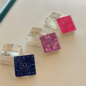 Caja para pastillas de plata hecha a mano con arte esmaltado, juego de 3 cajas de joyería de plata Meenakari, cofre para baratijas de arte tribal indio, pequeño regalo de recuerdo