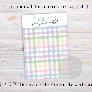 Könnte beinhalten: Eine druckbare Cookie-Karte mit einem pastellfarbenen Karomuster in Blau, Grün, Rosa und Gelb. Auf der Karte steht "THANK YOU for your order". Die Karte misst 8,89 x 12,7 cm.