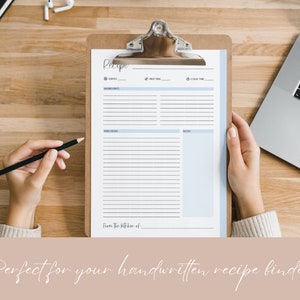 Puede incluir: Una plantilla de receta imprimible en un portapapeles con l&iacute;neas para escribir los ingredientes, las instrucciones y las notas. El texto "Receta" est&aacute; en la parte superior de la p&aacute;gina.