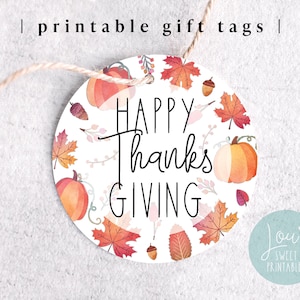 Może przedstawiać: Okrągła, drukowana etykieta prezentowa z białym tłem i obramowaniem z jesiennych liści, dyni i żołędzi. Tekst "Happy Thanksgiving" jest napisany czarnym, ozdobnym pismem.