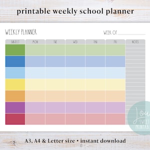 Puede incluir: Un planificador semanal escolar imprimible con una cuadrícula colorida para asignaturas y horarios diarios. El planificador incluye el texto "WEEKLY PLANNER" y "WEEK OF" en la parte superior. Disponible en tamaños A3, A4 y Carta.