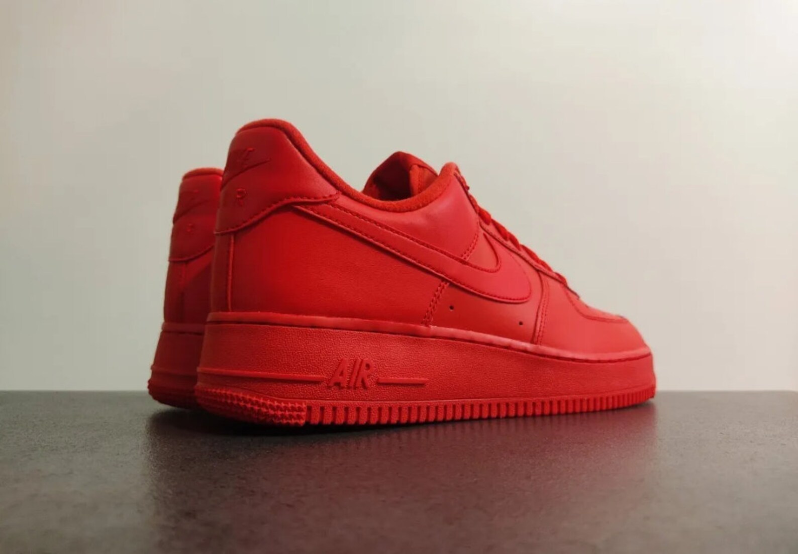 nike air force one triple red