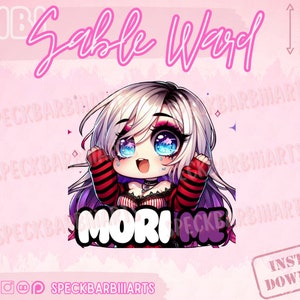 Könnte beinhalten: Eine digitale Illustration eines Chibi-Anime-Charakters mit langen weißen Haaren, der ein rot-schwarz gestreiftes Shirt und eine schwarze Halskette trägt. Der Charakter hat große blaue Augen und lächelt mit offenem Mund. Der Text "MORI" ist in weißen Buchstaben auf einem violetten Hintergrund geschrieben.