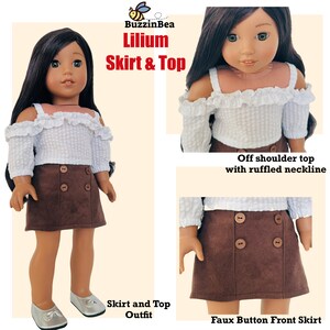Op de afbeelding: Een bruine rok met nepknopen aan de voorkant en een wit off-shoulder topje met een gerimpelde halslijn. De outfit is voor een pop.